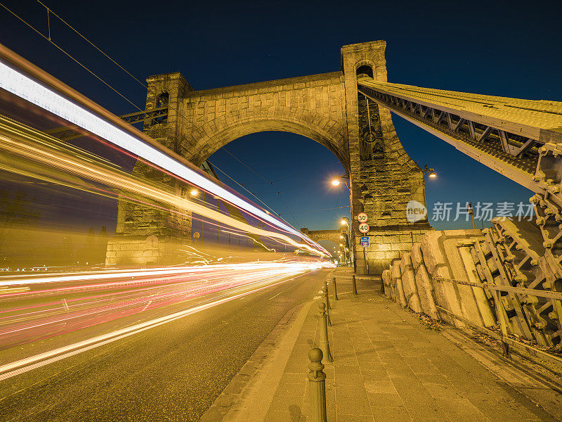 弗罗茨瓦夫(Wroclaw)格伦瓦尔德兹基桥(Grunwaldzki Bridge)的夜间交通